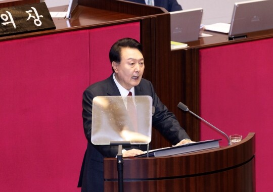 윤석열 대통령이 10월 31일 오전 서울 여의도 국회 본회의장에서 긴축재정 기조를 바탕으로 한 657조 규모의 내년 정부예산안에 대한 시정연설을 하고 있다. 사진=이종현 기자