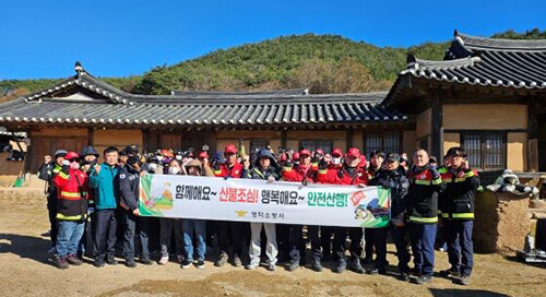 화재대응 특별 합동훈련을 마치고 기념촬영을 하고 있다.  사진= 박상욱 기자