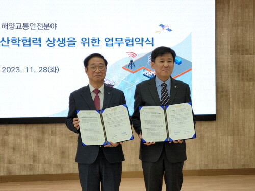 김준석 한국해양교통안전공단 이사장(오른쪽)과 임춘건 한국폴리텍대학 이사장 직무대리(왼쪽)가 28일 인천권 스마트선박안전지원센터에서 ‘해양교통안전분야 산학협력’을 위한 업무협약을 체결 후 기념 촬영을 하고 있다. 사진=KOMSA 제공