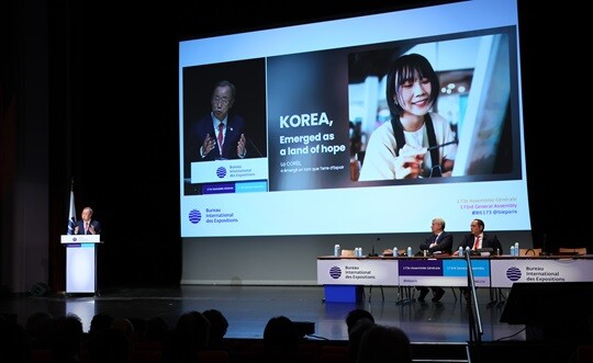 반기문 전 유엔 사무총장이 제173차 국제박람회기구(BIE) 총회 2030 세계박람회 유치 경쟁국 간 최종 프레젠테이션(PT)에서 발표하는 모습. 사진=연합뉴스