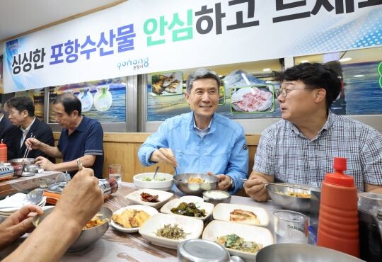 이강덕 포항시장이 죽도어시장 내 식당에서 포항수산물의 안전성에 대해 이야기 하고 있다. 사진=포항시 제공