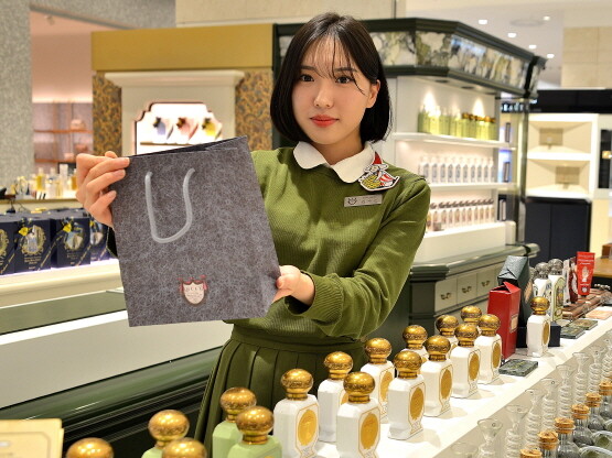 롯데백화점 부산본점 1층 ‘오피신 유니버셀 불리’ 향수 매장에서 직원이 연말 선물로 향수를 추천하고 있다. 사진=롯데백화점 제공