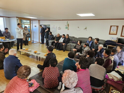 정종복 기장군수가 경로당을 순회 점검하면서 어르신과 소통하고 있다. 사진=기장군 제공