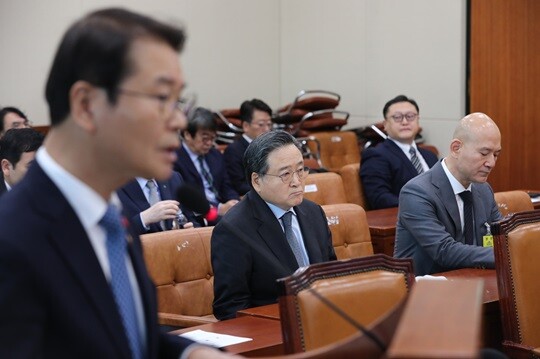 1일 국회에서 열린 환경노동위원회의 노동자 사망사고 산업재해 관련 청문회에서 이정식 고용노동부 장관이 산업재해 관련 업무 보고하는 모습. 사진=박은숙 기자