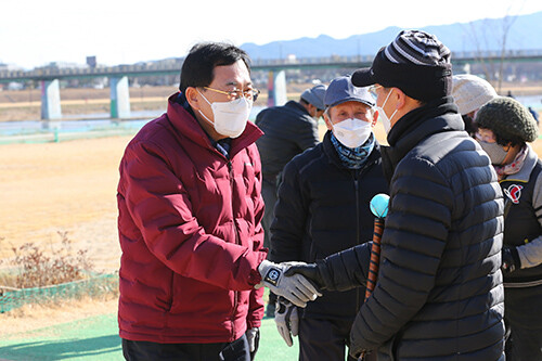 주낙영 시장이 경주파크골프장 제1구장을 찾아 파크골프를 즐기고 있는 시민들과 인사를 나누고 있다. 사진=경주시 제공