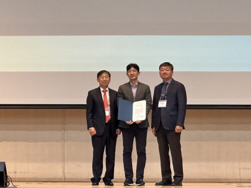 황성원 인하대학교 화학공학과 교수(사진 가운데)가 수상 후 기념촬영을 하고 있다. 사진= 인하대 제공
