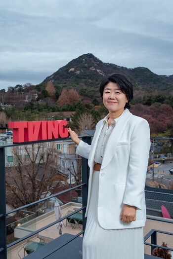 연쇄살인마 역을 맡은 유연석의 연기를 모니터링하며 깜짝 놀랐다던 이정은은 그와의 일대일 액션 신에서 유연석의 다정함에 기대갔다고 말했다. 사진=티빙 제공