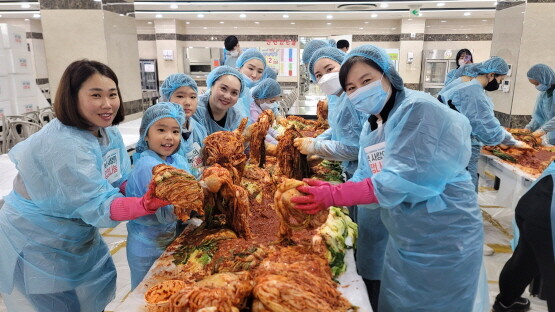 ‘제2회 녹색 사랑의 김장나눔’ 행사 모습. 사진=온종합병원 제공