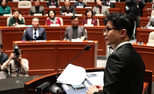 한동훈 법무부 장관이 12월 6일 서울 여의도 국회에서 열린 국민의힘 정책의원총회에서 출입국 이민관리청 신설 방안에 대해 설명하고 있다. 사진=박은숙 기자