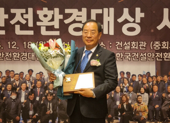 교육대상 수상 후 가진 기념촬영 모습. 사진=부산시교육청 제공