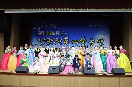 2022 양평전통예술공연 출연자들의 기념촬영. 사진=문화예술와이피민요(주) 제공