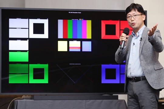 삼성전자 TV 사업부문을 총괄할 용석우 신임 사장의 역할에도 관심이 쏠리고 있다. 2019년 당시 용석우 상무가 삼성전자 8K 기술 관련 발표를 하고 있다. 사진=연합뉴스