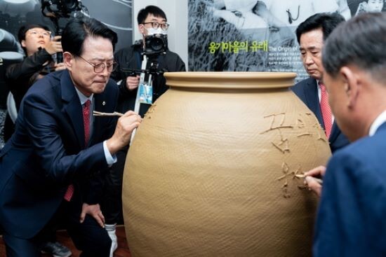 옹기축제선정 기념 서명하는 이순걸 군수. 사진=울주군 제공