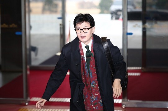 한동훈 전 법무부 장관이 12월 6일 오후 국회에서 열린 국민의힘 정책의원총회에 참석하기 위해 본청 입구에 들어서고 있다. 사진=박은숙 기자