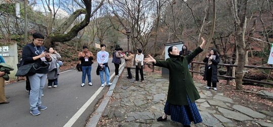 거리 연극 ‘시간의 숲, 무등’은 무등산 자락에서 관객과 함께 걸으며 펼쳐내는 장소특정형 공연이다. 사진=이송이 기자