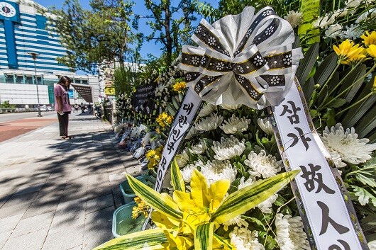 경기 성남시 서현역에서 발생한 '최원종 흉기난동 사건' 이후 사건 현장 주변에 사망한 피해자를 추모하는 국화와 커피 등이 놓였다. 사진=최준필 기자