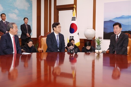 김진표 국회의장(오른쪽)이 이관섭 신임 대통령실 정책실장과 한오섭 신임 정무수석을 만난 모습. 사진=연합뉴스
