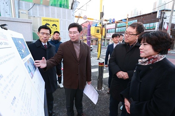 이상일 용인특례시장이 21일 신갈초등학교를 방문해 방음벽 교체 공사와 관련된 상황을 학교 관계자와 학부모들에게 설명하고 있다. 사진=용인특례시 제공