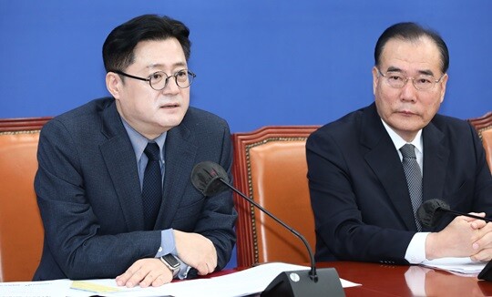 홍익표 더불어민주당 원내대표(왼쪽)가 발언하는 모습. 사진=박은숙 기자