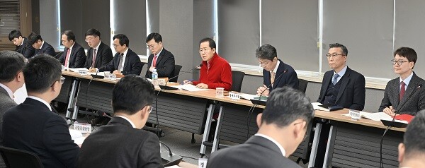 홍준표 시장이 26일 산격청사에서 열린 올해 마지막 간부회의에서 발언을 하고 있다. 사진=대구시 제공