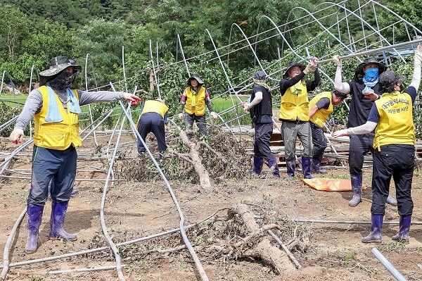 대구시의원들이 지난 7월 경북 집중호우 피해지역을 찾아 복구활동에 참여하고 있다. 사진=대구시의회 제공