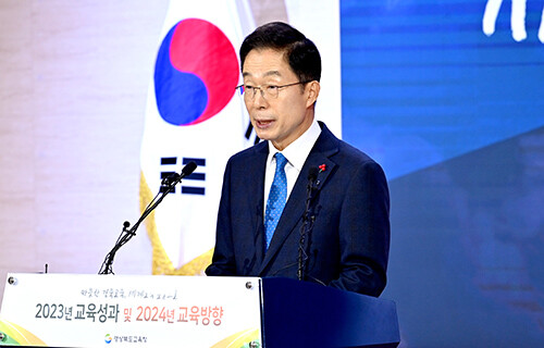 임종식 경북교육감이 27일 2024 새해맞이 기자회견 갖고 경북교육 추진 방향 등을 설명하고 있다. 사진=경북교육청 제공