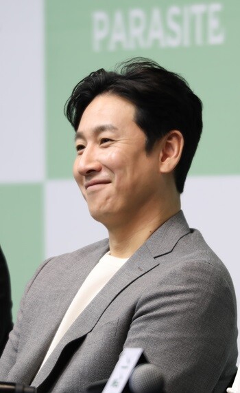 영화계 관계자는 "대중들의 반응이 매서운 것은 이해하지만 오랜 시간 함께 한 동료로서 지금은 추모를 하는 것이 맞는다고 본다"고 밝혔다. 사진=박정훈 기자