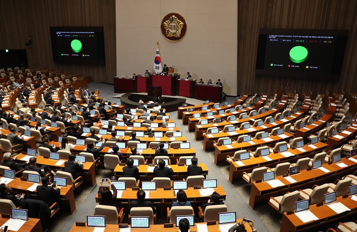 28일 국회에서 열린 본회의에서 대통령 배우자 김건희의 도이치모터스 주가조작 의혹 진상규명을 위한 특별검사 임명 등에 관한 법률안이 국민의힘 의원들이 불참한 채 야당 단독으로 가결되고 있다. 사진=박은숙 기자