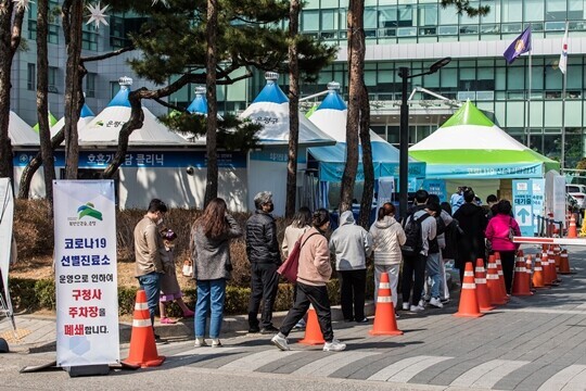 서울 은평구보건소 선별진료소에서 시민들이 검사를 받기 위해 줄을 서고 있다. 사진=최준필 기자