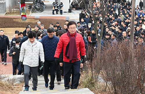 2일 이철우 지사가 직원들과 검무산을 오르며 새해를 시작하고 있다. 사진=경북도 제공