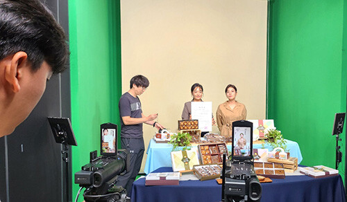 이커머스 쇼핑라이브쇼 진행. 사진=경주시 제공