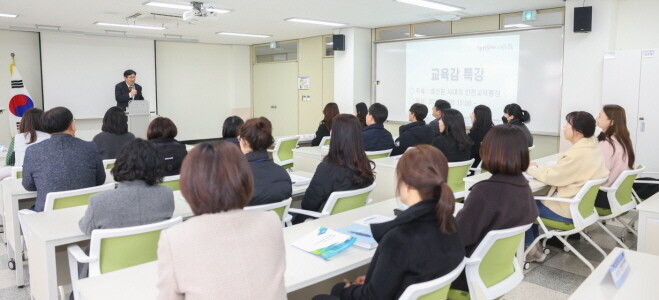 도성훈 인천시교육감이 ‘대전환 시대의 인천교육행정’을 주제로 6급 핵심인재 양성과정 연수특강을 진행하고 있다. 사진=인천시교육청 제공