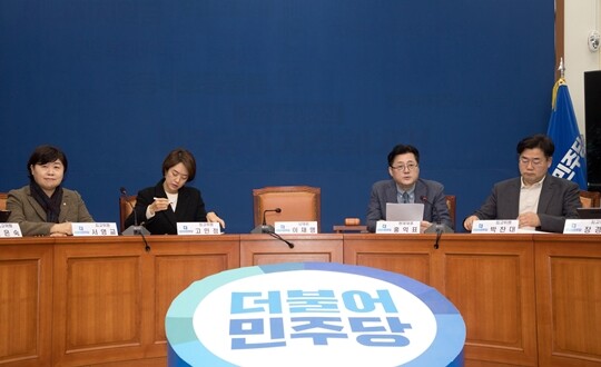 1월 5일 국회에서 열린 더불어민주당 최고위원회의. 이재명 대표가 피습으로 입원해 가운데 자리가 비어있다. 사진=이종현 기자