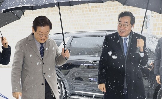 더불어민주당 이재명 대표와 이낙연 전 대표가 지난 2023년 12월 30일 서울 중구 한 식당 입구에서 회동을 위해 함께 입장하고 있다. 사진=박은숙 기자