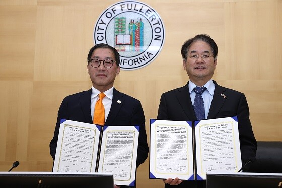 고양특례시-미국 풀러턴시 우호교류협력 양해각서 체결식. 왼쪽부터 프레드정 풀러턴시 부시장, 이동환 고양특례시장. 사진=고양특례시 제공