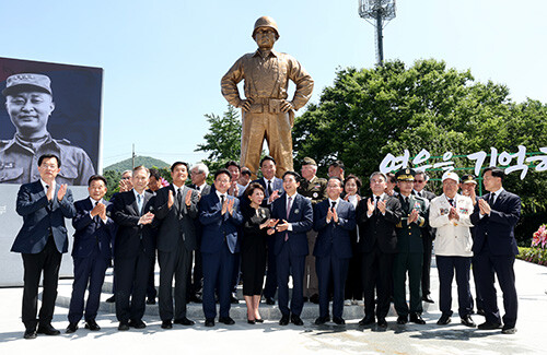 백선엽장군 동상 제막식에서 참석자들이 기념촬영을 하고 있다. 사진=경북도 제공