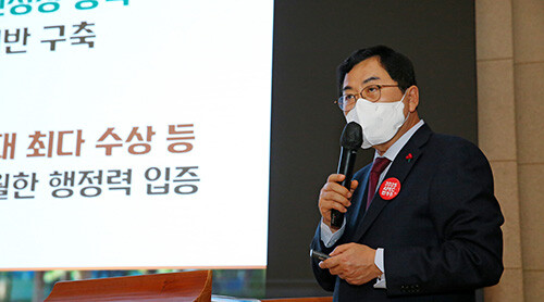 주낙영 시장이 9일 시청 알천홀에서 열린 신년 언론인 간담회에서 2024년 새해 시정운영 방향을 설명하고 있다. 사진=경주시 제공