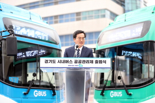 10일 오전 도청 임시 버스주차장에서 김동연 경기도지사가 인사말을 하고 있다. 사진=경기도 제공