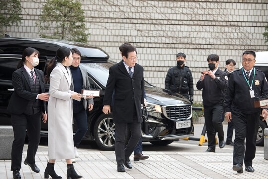 이재명 더불어민주당 대표가 공직선거법 위반 혐의 재판이 열리는 서울중앙지방법원에 출석하고 있다. 사진=이종현 기자