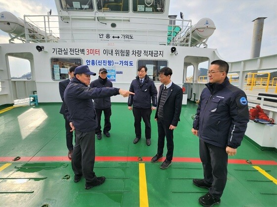 김준석 한국해양교통안전공단 이사장이 11일 충남 안흥외항과 가의도를 잇는 국가보조항로 차도선(124t급) '해랑5호'에 승선해 안전관리 현황 등을 점검하고 있다. 사진=한국해양교통안전공단 제공