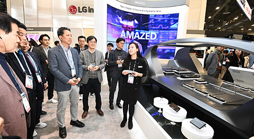 김장호 시장을 단장으로 대표단이 국제전자제품박람회가 열리는 라스베이거스를 방문해 LG이노텍을 찾아 혁신기술을 살펴보고 있다. 사진=구미시 제공