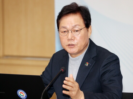 박완수 경상남도지사가 실국본부장회의를 주재하는 모습. 사진=경남도 제공