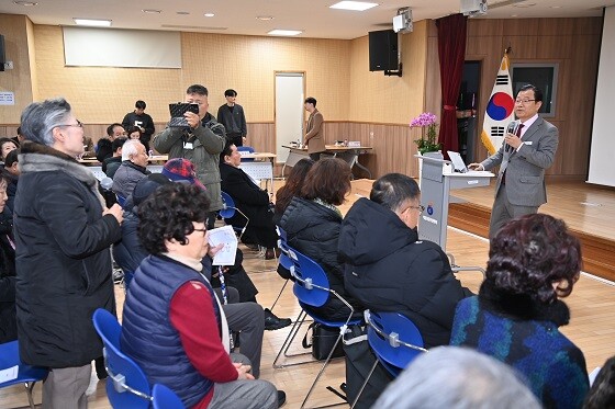 이현재 하남시장이 주민과의 대화에서 한 주민의 질문에 답하고 있다. 사진=하남시 제공