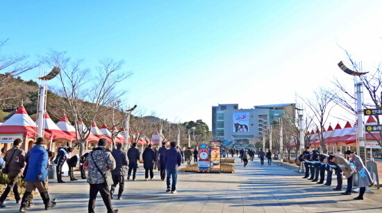 렛츠런파크 부산경남 직원들이 고객에게 새해인사를 전하고 있다. 사진=한국마사회 제공