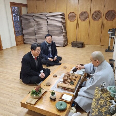 홍태용 김해시장이 장유사를 방문한 모습. 사진=김해시 제공