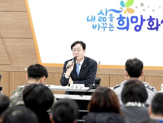 23일 남양읍에서 시민과의 만남을 갖는 정명근 화성시장. 사진=화성시 제공