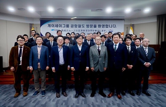 공항철도 임직원들이 일본 게이세이그룹 해외철도 견학단과 기념촬영하고 있다. 사진=공항철도 제공