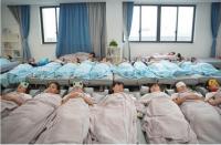 초등생 낮잠 재우기…중국 저출산-초고령화 '특단의 조치' 화제