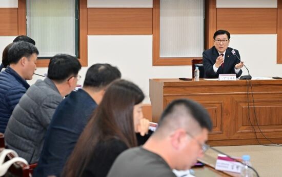 대왕암공원 활성화 주민의견을 수렴 중인 김수종 시의원. 사진=울산시의회 제공