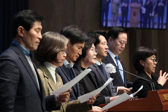 이탄희 더불어민주당 의원 등이 1월 26일 오전 서울 여의도 국회 소통관에서 민주개혁진보대연합 촉구 기자회견을 하고 있다. 사진=박은숙 기자